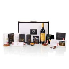 גלקסי 3 - מארז מזוודה דקורטיבי המכיל יין אדום ושפע מטעמים , מתנות לעובדים לפסח , סמארט מוצרי פרסום לעסקים , מארזי שי לחג , מארזי חג לעובדים , מארזי חג ללקוחות